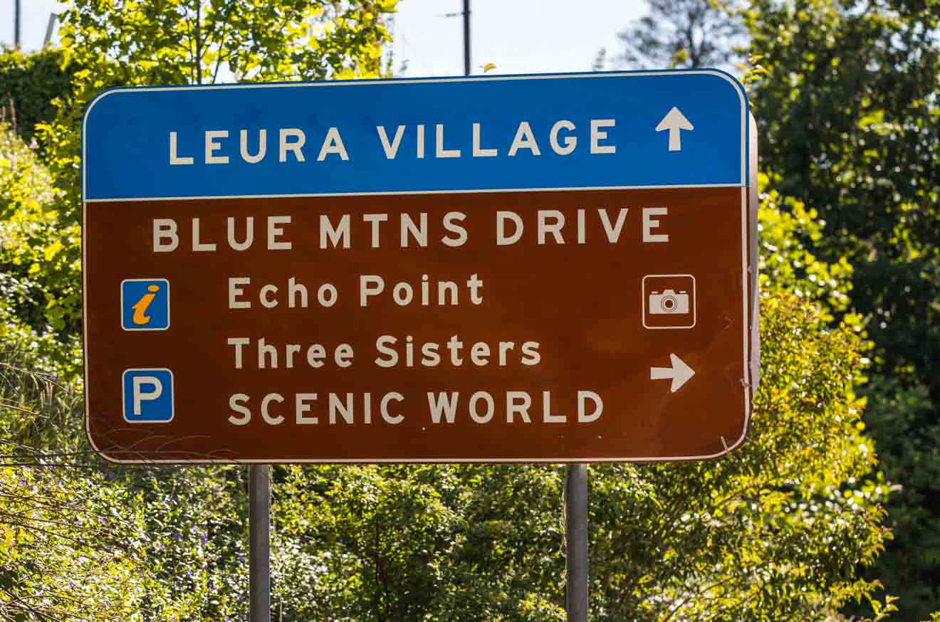 Señales de tráfico turístico cerca de Leura en las montañas azules NSW Australia